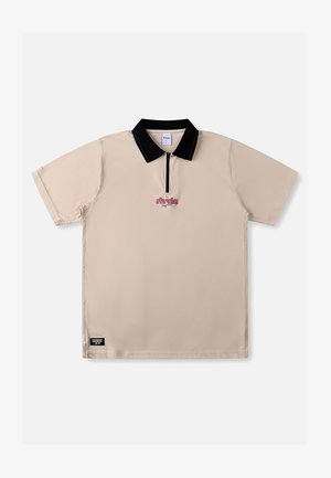 Bézs rövid ujjú galléros póló fekete gallérral, elülső cipzárral és a gallér alatt középen elhelyezkedő vörös-kék "rivvia" logóval.