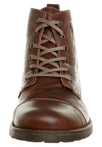 Stivaletti alla caviglia in pelle marrone con finitura liscia, punta tonda e lacci beige a contrasto. Caratterizzati da occhielli in metallo e un pannello laterale testurizzato.