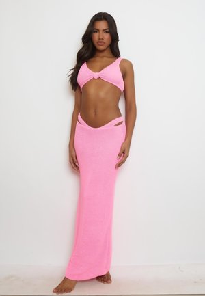 Roze gebreid tweedelig set met een cropped top met knoopdetail en een lange, nauwsluitende rok met zijcut-outs. Zachte textuur.