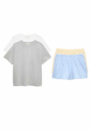 Dos camisetas de manga corta con cuello redondo, una gris superpuesta sobre blanca, junto a dos pantalones cortos con cintura elástica en cuadros azul claro y amarillo pálido.