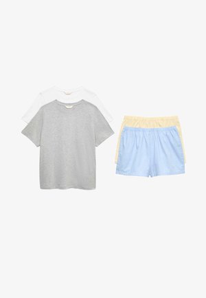 Zwei kurzärmelige Rundhalsshirts, eines grau über einem weißen getragen, neben zwei Shorts mit elastischem Bund in hellblau kariert und blassgelb.