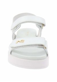 Sandali platform bianchi con due cinturini regolabili, materiale in pelle morbida, dettagli in metallo dorato e soletta imbottita.