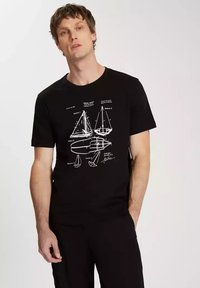 Czarny bawełniany T-shirt z białymi diagramami łodzi żaglowych i napisem, okrągły dekolt, krótkie rękawy oraz luźny krój.