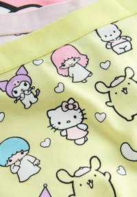 Világos sárga anyag, rajzfilmes karakterekkel, beleértve Hello Kittyt és másokat, fekete kerettel, kis szívecskékkel és változatos színekkel.