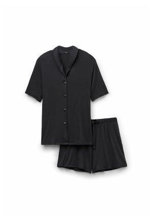 Camicia nera a maniche corte con bottoni e colletto sciallato, abbinata a pantaloni corti. Tessuto morbido e liscio con vestibilità rilassata e vita con cordoncino.
