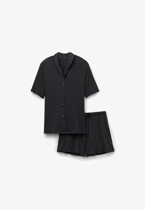 Camisa negra de manga corta abotonada con cuello tipo chal y pantalones cortos a juego. Tejido suave y liso con un corte relajado y cinturilla con cordón.