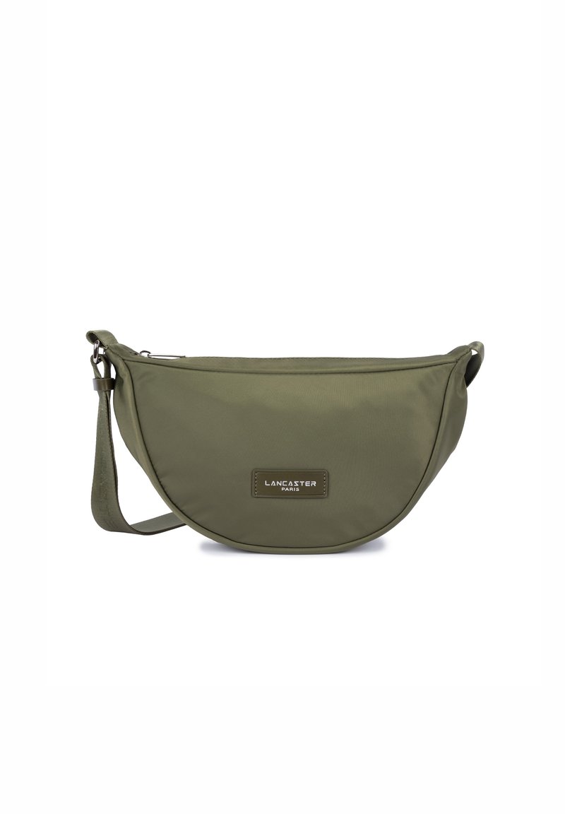 Borsa a spalla in tessuto verde oliva con forma curvata, dotata di una tracolla e un'etichetta con logo sulla parte anteriore. Texture liscia e chiusura a zip.
