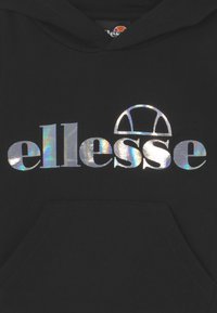 Felpa nera con cappuccio, caratterizzata da un grande logo "ellesse" riflettente in argento. Include una tasca frontale e un cappuccio con cordino. Tessuto morbido al tatto.