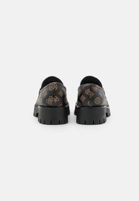 Scarpe nere con tomaia a fantasia, caratterizzate da motivi marroni. Suola spessa e texturizzata con battistrada pronunciato. Design semplice ed elegante.