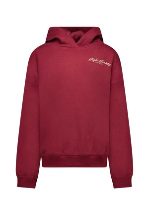 Dieprode capuchonsweater met geribde boorden en zoom, met kleine witte tekst "Style Society" op de linkerborst.
