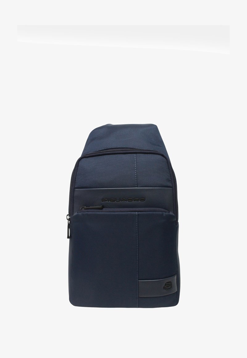 Zaino a tracolla Piquadro blu navy con due scomparti con zip e una toppa con il logo sulla tasca anteriore.