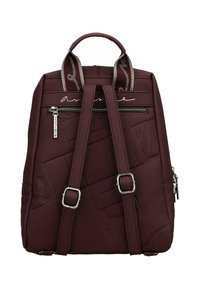Mochila burdeos con material sintético texturizado, correas dobles para los hombros, asa superior, bolsillo frontal con cremallera y detalle de costura del logo.