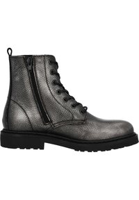 Stivaletto alla caviglia in grigio metallico con pelle texturizzata, punta rotonda, lacci frontali, zip laterale e suola in gomma nera.