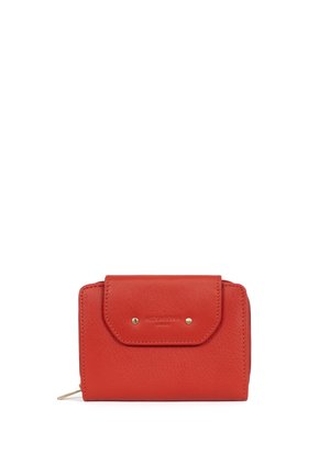 Rode leren portemonnee met een klep die wordt vastgehouden door twee metalen studs en een ritsvak aan de zijkant.