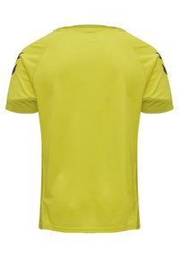 Gul atletisk skjorte med korte ærmer, lavet af tekstilt, åndbart stof. Har sorte detaljer på skuldrene og en rund halsudskæring.