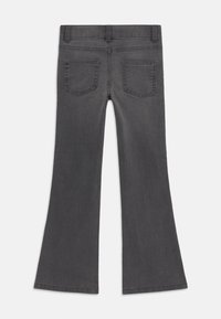 Grå utsvängda jeans med en jämn denimtextur, två bakfickor och midjehöjd. Avslutade med prydlig sömnad och en ren fåll.