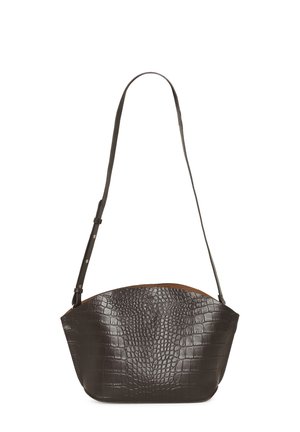 Sac à bandoulière en cuir marron foncé avec texture crocodile et bandoulière réglable, présenté sur fond blanc.