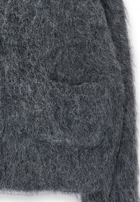 Suéter de punto de color gris oscuro con una textura suave, que presenta un bolsillo frontal y un diseño holgado.