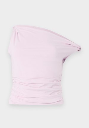 Top asimétrico de un solo hombro en rosa claro, hecho de una tela suave y elástica con detalles gathered en la cintura para mayor textura.