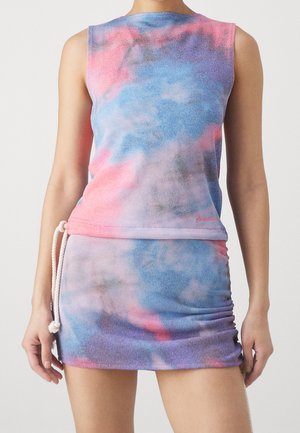 Komplet: górna część bez rękawów i mini spódnica z wzorem tie-dye w kolorach różowym, niebieskim i fioletowym, z białym sznurkiem z boku spódnicy.