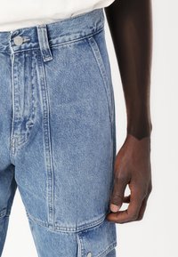 Tommy Jeans ISAAC UTILITY - Arbeidsjeans - denim medium