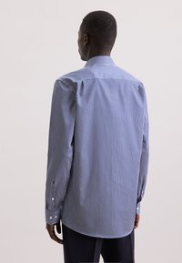 Gestreiftes Hemd in Hellblau und Weiß. Baumwollstoff mit spitzem Kragen, Knopfdetails an den Manschetten und abgerundetem Saum. Rückansicht gezeigt.