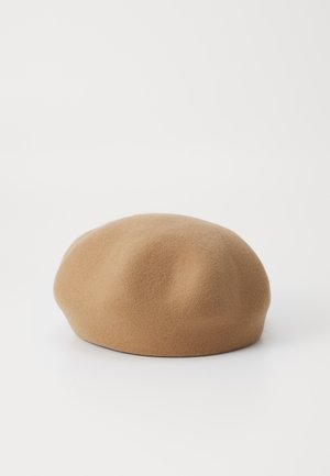 Bruine wollen baret met een ronde, gladde vorm en een zachte textuur. Kenmerkt zich door een subtiele, consistente kleur zonder zichtbare patronen of versieringen.