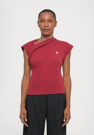 Haut bourgogne à manches courtes avec un design asymétrique et une texture drapée, présentant un petit logo doré brodé sur la poitrine.