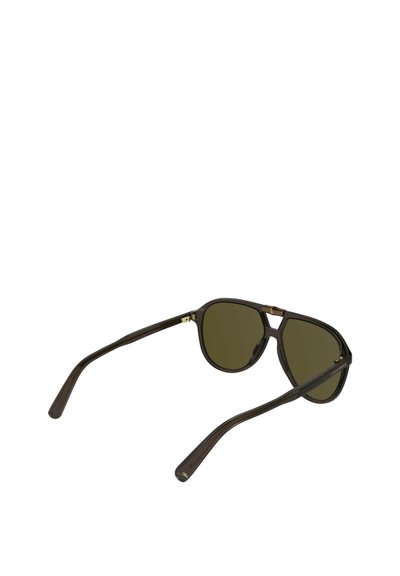 Lunettes de soleil en plastique marron avec des verres verts, présentant une forme aviateur classique et des accents dorés sur la branche.