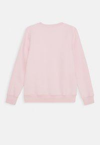 Sudadera rosa con cuello redondo hecha de tela suave. Cuenta con mangas largas, puños acanalados y un dobladillo recto sin patrones ni acentos visibles.