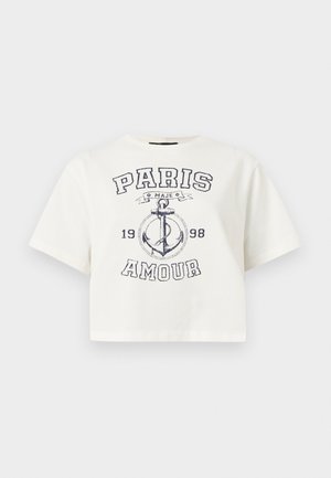 Witte cropped T-shirt met zwarte ankerafbeelding, "PARIS AMOUR," "MAJE," en het jaar "1998" gedrukt op de voorkant.