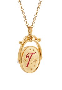 Goudkleurige hangerketting met een ronde medaillon met een rode letter "T" en kleine steraccenten; versierd met een pareldetail.