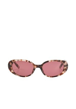 Lunettes de soleil ovales avec verres roses et monture marron à motif écaille sur fond blanc.