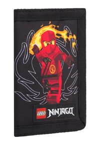Czerwony portfel LEGO Ninjago z postacią ninja na ognistym tle, czarne tkaniny, lamówki i akcenty z logo. Projekt zawiera szczegółowe wzory.