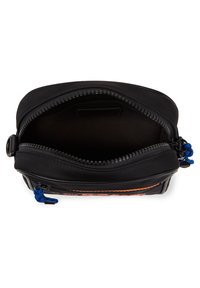 Borsa nera con zip, dotata di una superficie liscia. L'interno presenta un rivestimento scuro, un tirazip blu e accenti decorativi arancioni.