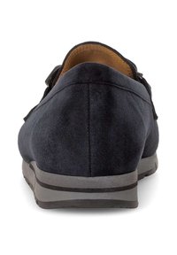 Marineblauwe suede schoen met een ronde neus, lage hak en een grijze rubberen zool. Heeft stikselaccenten langs de hiel en de rand van de zool.