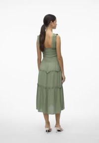 Vero Moda VMMENNY SMOCK CALF  - Robe de jour - hedge green