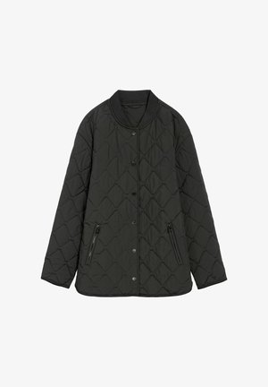 Czarna pikowana kurtka z kołnierzem typu stójka, zapięciem na zatrzaski i dwoma bocznymi kieszeniami na zamek; charakteryzuje się wzorem diamentowym i miękką teksturą.