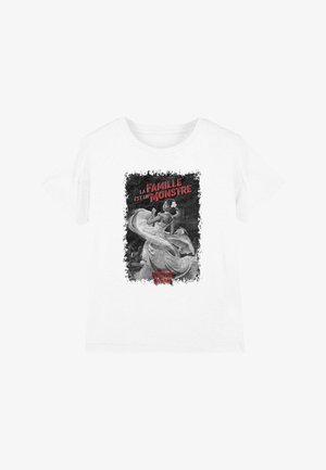 Weißes T-Shirt mit einer schwarz-weißen Illustration einer Frau, die in einem Kleid wirbelt, roter Text mit der Aufschrift "La famille est un monstre" und "Interview vampire."