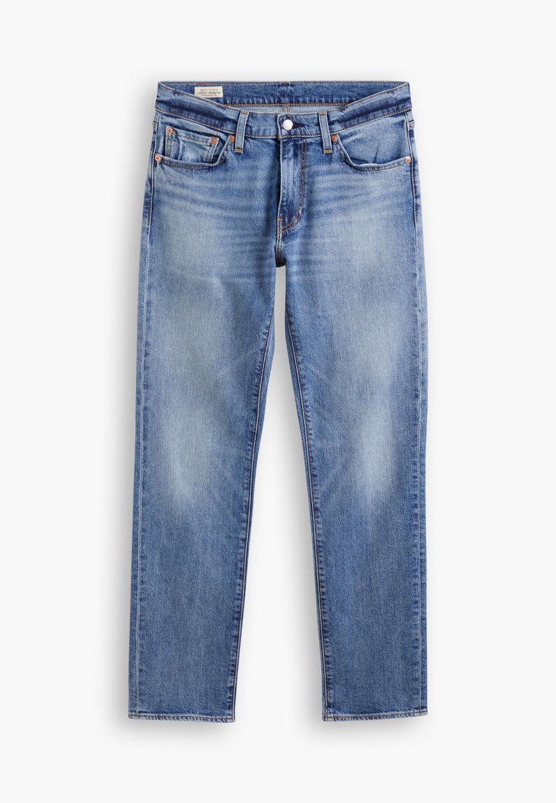 Pantalones vaqueros de mezclilla azul claro con corte recto, que presentan áreas desgastadas, diseño de cinco bolsillos y remaches de cobre. Cierre de botón estándar en la cintura.