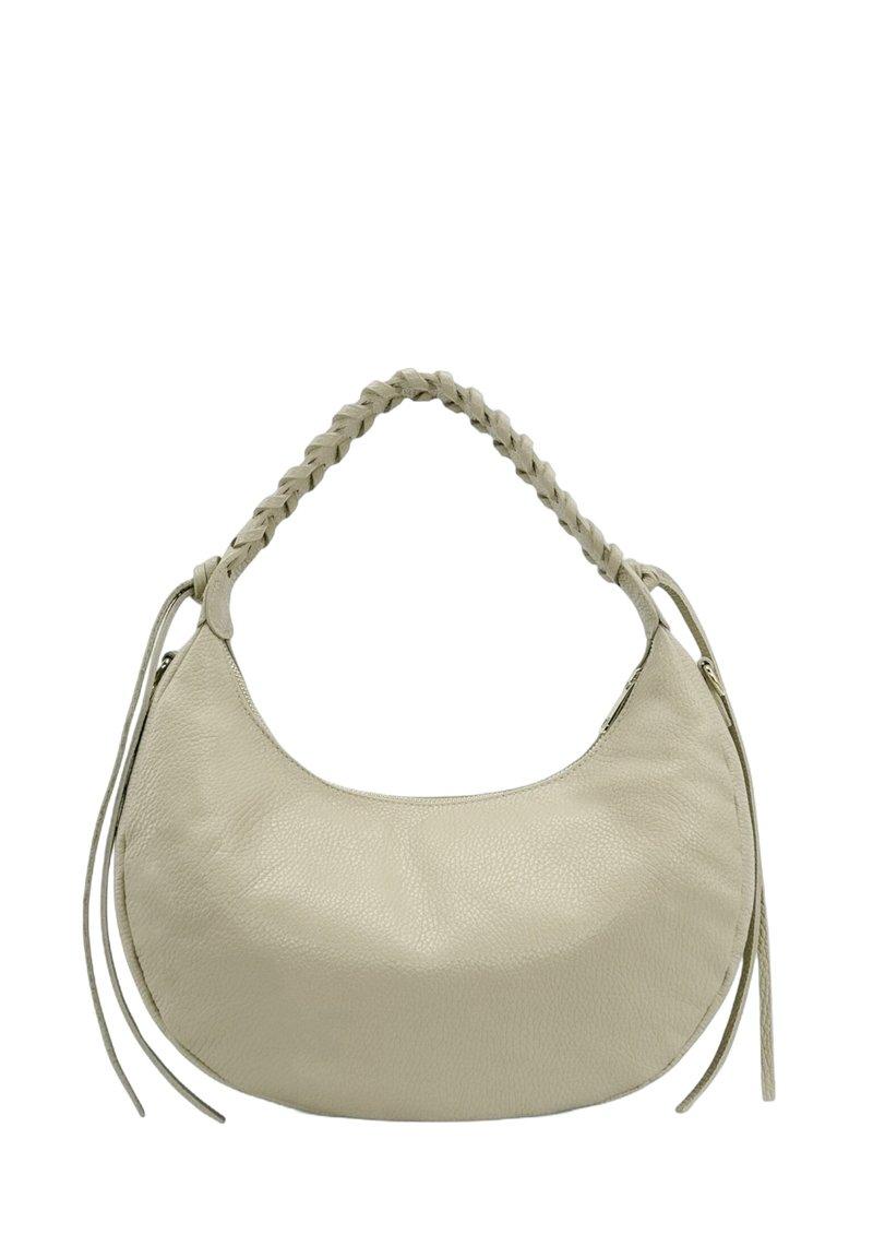 Sac à main en cuir beige clair avec une forme incurvée. Doté d'une poignée tressée et de deux fines lanières pendantes sur les côtés. Texture lisse.