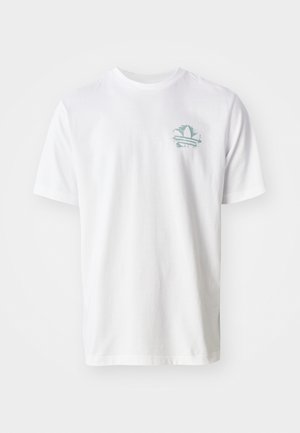 Camiseta de algodón blanca con mangas cortas, cuello redondo y un diseño gráfico en color verde agua claro en el pecho que presenta formas abstractas.