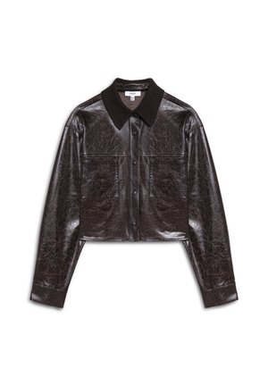 Veste courte en simili cuir marron foncé, avec un col, une fermeture à boutons et deux poches poitrine avec une finition texturée.