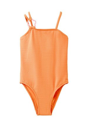 Orange tekstureret badedragt med tynde skulderstropper, med en dekorativ lyserød blomsterformet ring på en af stropperne.