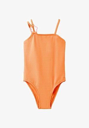 Orange tekstureret badedragt med tynde skulderstropper, med en dekorativ lyserød blomsterformet ring på en af stropperne.