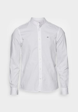 Weißes Slim-Fit-Hemd mit langen Ärmeln, Mandarinkragen und schwarzem "CK" Logo auf der linken Brust.