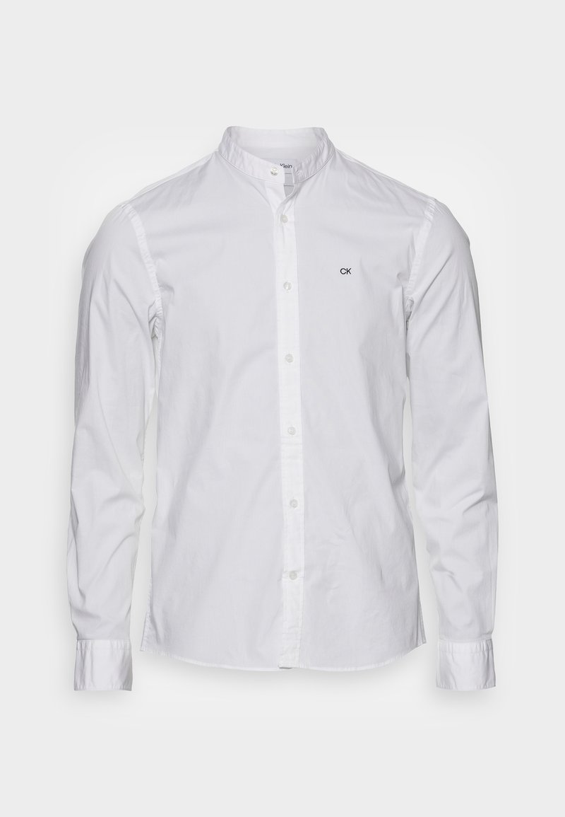 Chemise blanche slim fit à manches longues avec col mandarin et logo noir "CK" sur la poitrine gauche.