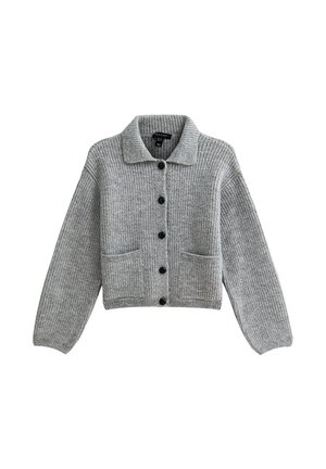 Grijze geribbelde gebreide cardigan met zwarte knopen aan de voorkant, twee voorzakken, lange mouwen en een kraag.