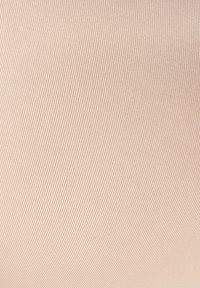 Tessuto elasticizzato beige con una texture liscia, caratterizzato da un sottile motivo a coste, distribuito uniformemente sulla superficie.
