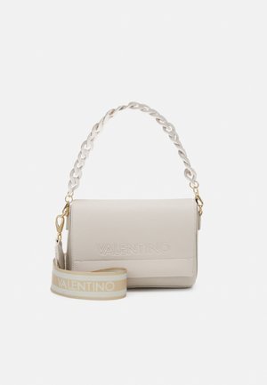 Kleine beige Valentino-Handtasche mit eingeprägtem Logo, ausgestattet mit einem massiven Kettenhenkel und einem abnehmbaren Stoffriemen mit Markenbeschriftung.